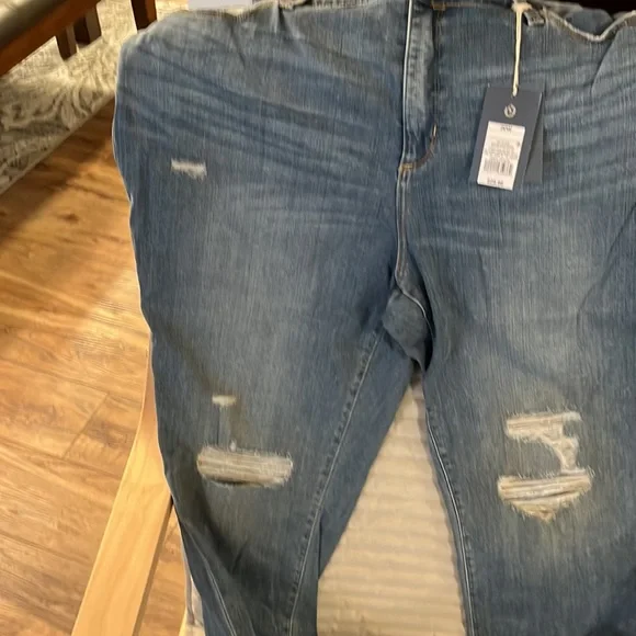 Woman’s medium washed distressed Jeans by universal Thread.  NWT size 20W - Picture 7 of 9